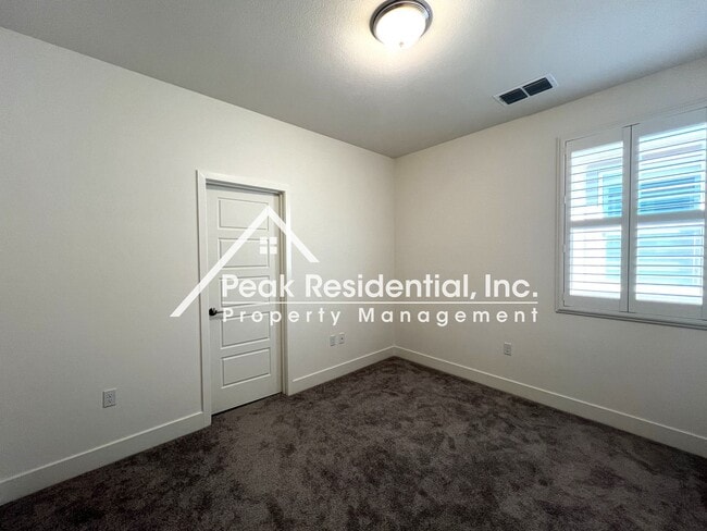 Building Photo - Updated Elk Grove 3bd/2.5ba Home with 2 Ca...
