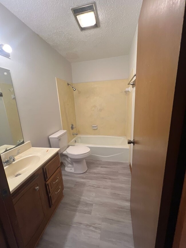 Building Photo - 2 Bedroom 1 bath for lease