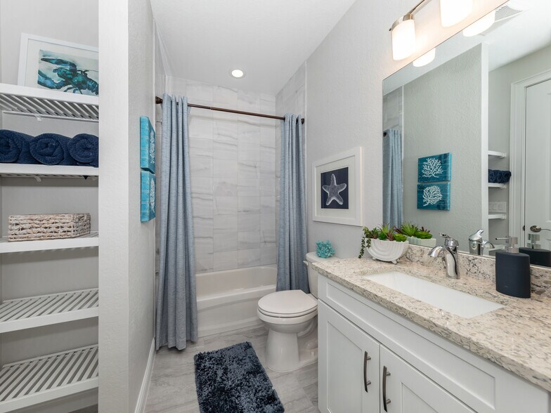 Building Photo - 906 E Venice Ave