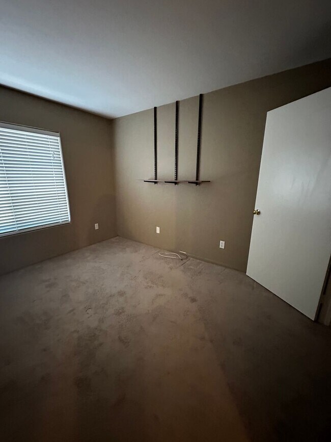 Building Photo - MUST SEE 2 BEDROOM CONDO!