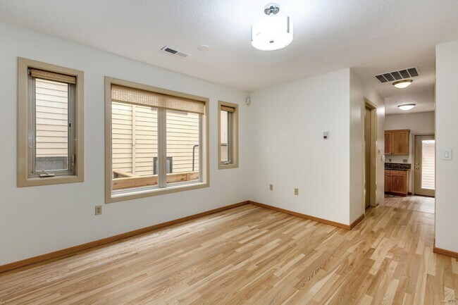 Building Photo - Stunning Townhome Style in NE Portland Lloyd Center District