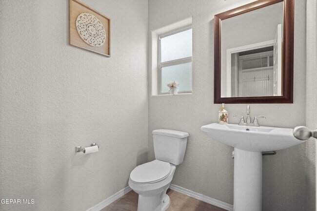 Building Photo - 956 Clapham St