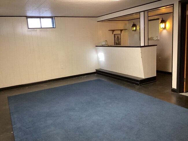 Building Photo - Roomy Updated Home in Established Neighbor...