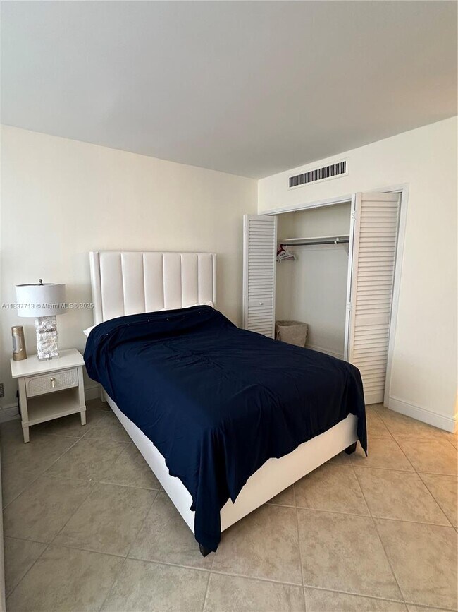 Building Photo - 9225 Collins Ave