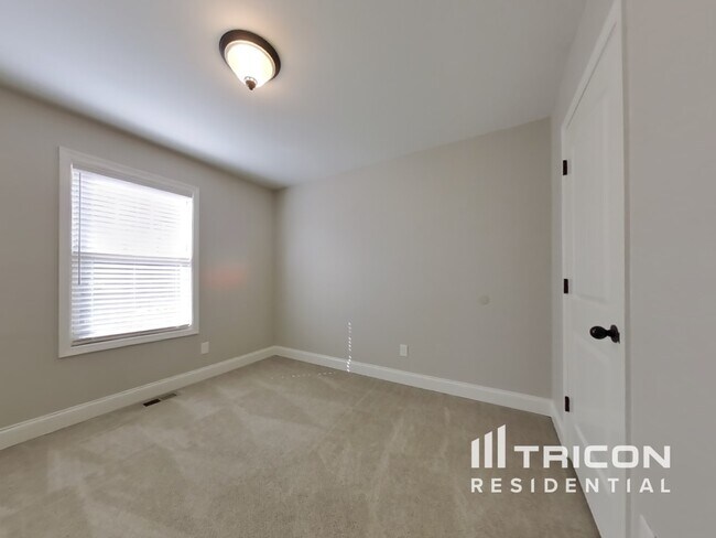 Building Photo - 8978 Western Pines Dr