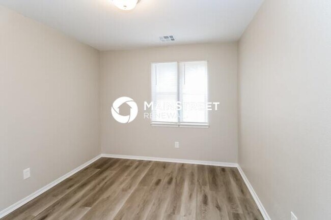 Building Photo - 4 Bedroom Pet-Friendly Home in Norman, OK with Main Street Renewal