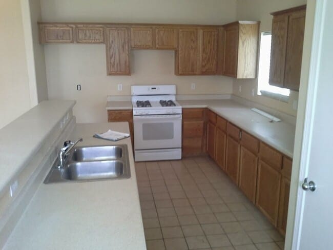 Building Photo - Gorgeous 3 Bedroom Townhome with Attached Garage! Available for Immediate Move in!