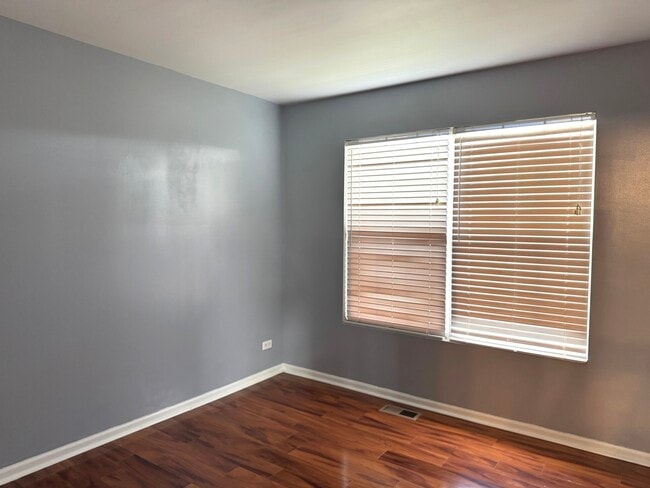 Building Photo - 537 N Red Deer Rd