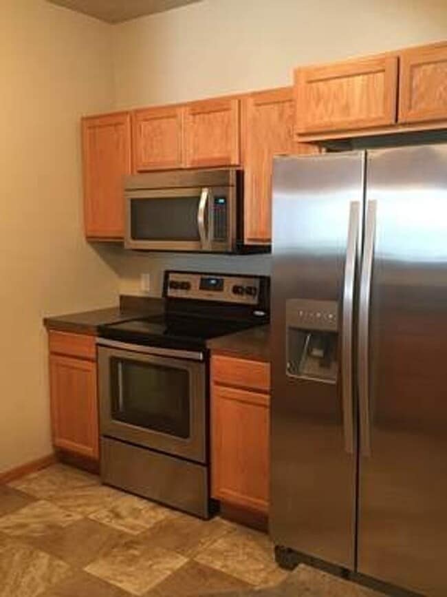 Building Photo - 3 Bedroom Condo!