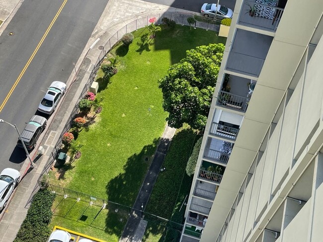 Building Photo - Gorgeous renovated high-floor apartment in great building.