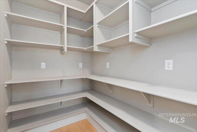 Building Photo - 4880 S Colusa Ave