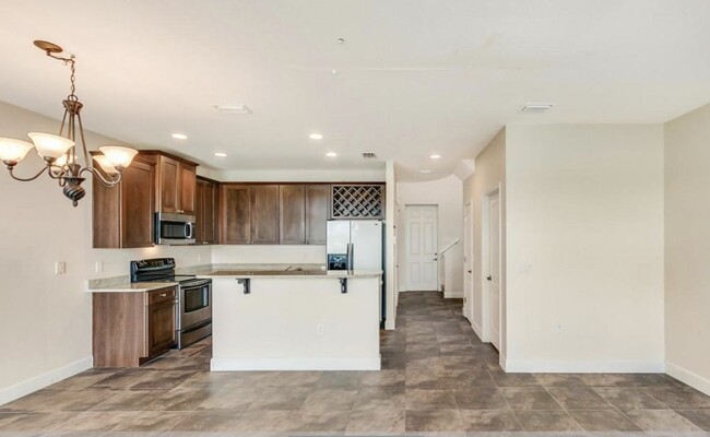 Building Photo - Montecito Community Townhome