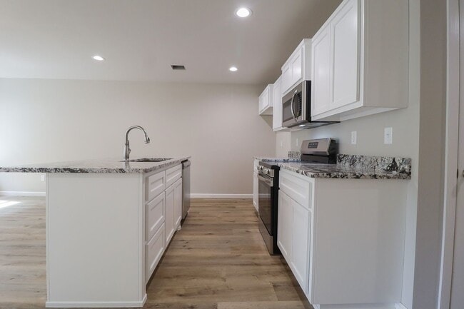 Building Photo - First Month Free! Lovely Home for Rent -21...