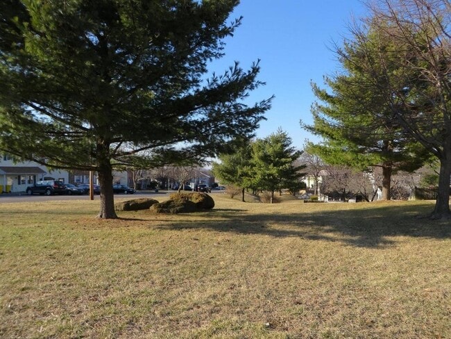Building Photo - Beautiful 3 BR/2.5 BA Townhome in Millersv...