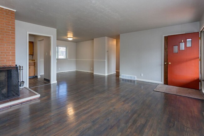 Building Photo - Charming Ranch Style Home in D12!