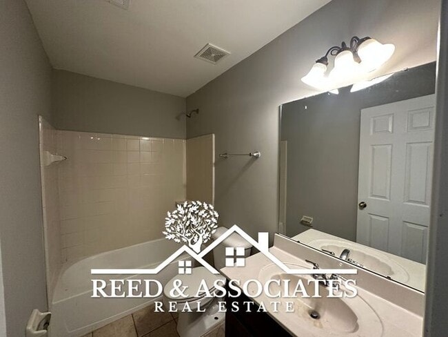 Building Photo - 4 Bedrooms in Southaven!