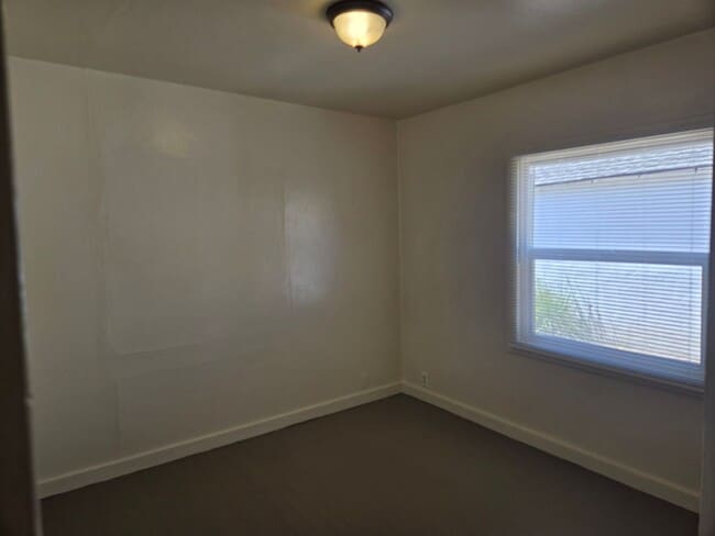 Building Photo - 1121 Kenwood Ave