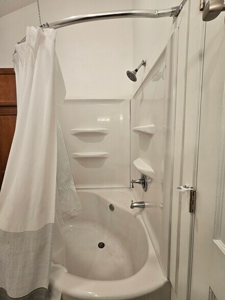 Bath tub shower combo - 4301 Quaker Trl NE