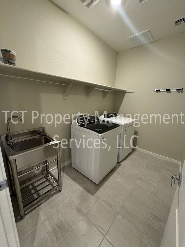 Building Photo - Beautiful like new home in San Tan Groves