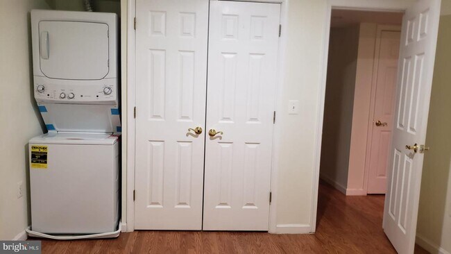 Building Photo - 5615 Minoso Dr