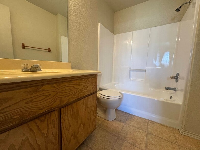 Building Photo - 2801 Alma Dr