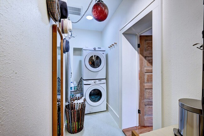 Building Photo - 3715 Avenue S 1/2