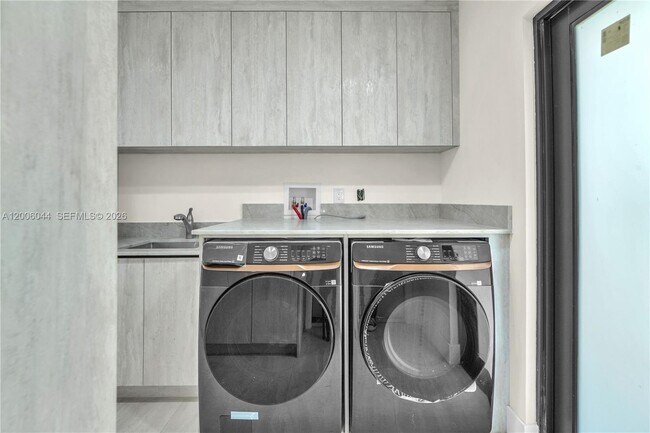 Building Photo - 4700 SW 110th Ave