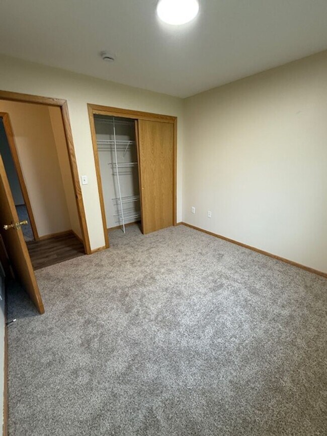 Building Photo - Large 5 bedroom home with updates in quiet neighborhood
