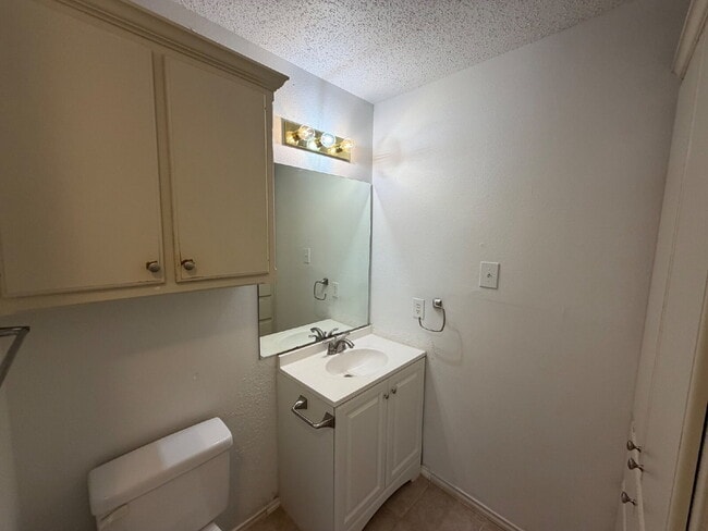 Building Photo - Modern Flair Three Bedroom Home Near Dunbar!