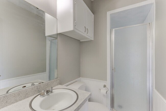 Building Photo - 4 bed house in Yukon!