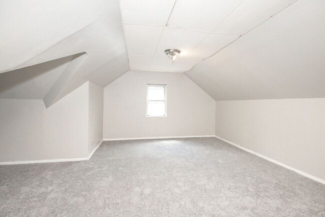 Building Photo - 3 BED 1 BATH BEAUTIFUL SINGLE FAMILY HOME ...