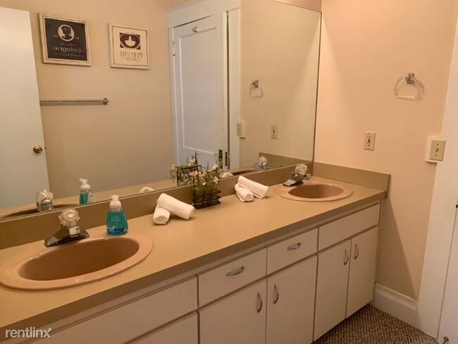 Building Photo - 3 br, 2 bath Apartment - 307 S Newport Ave