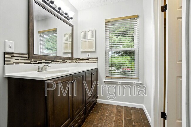 Building Photo - 5489 Glenville Cir