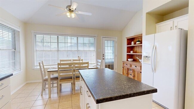 Building Photo - 810 Camellia Ct