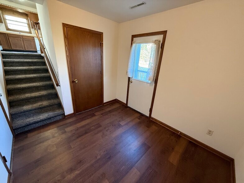 Building Photo - 1102 Smedal Dr