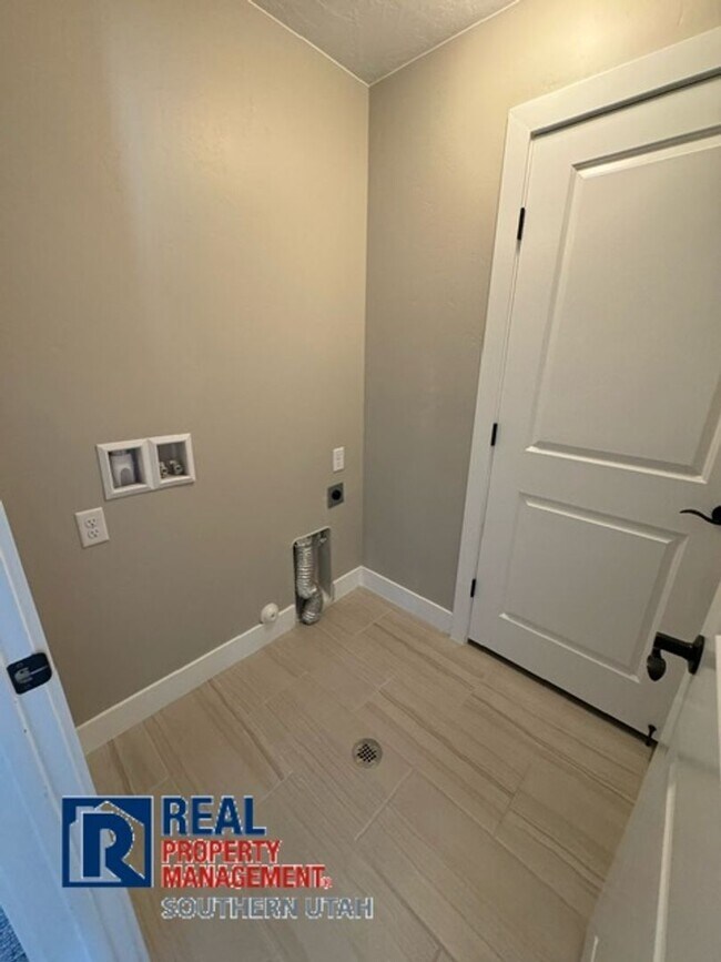 Building Photo - Desert Hills Townhome