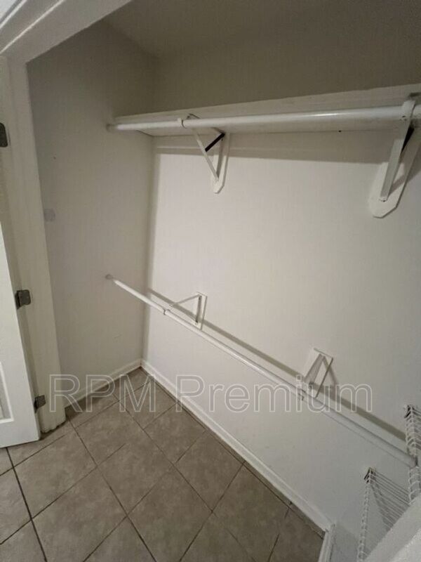 Building Photo - 3280 Crestaire Dr