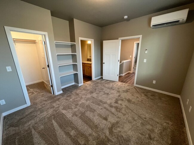Building Photo - NEW 4 Bedroom / 4.5 Bath Townhome. A/C in every bedroom