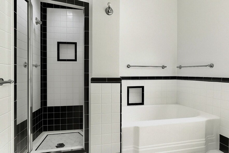 Large Bathroom - 217 Poinsettia S Pl