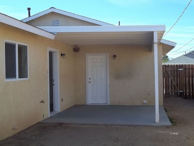 Building Photo - Charming 3 Bed, 2 Bath Rental with Convenient Features - $1,500 Deposit