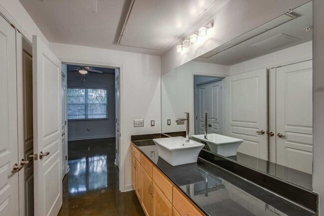 Building Photo - Awesome 1BE/1BA unit at Bristol West End!