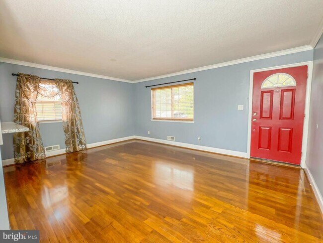 Building Photo - 3217 St Lukes Ln