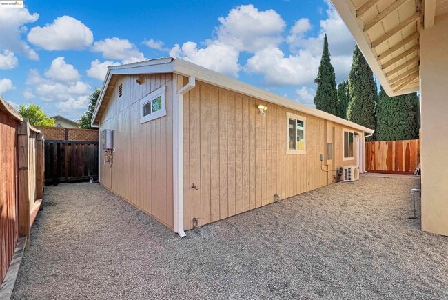 Building Photo - 1378 Windsor Way
