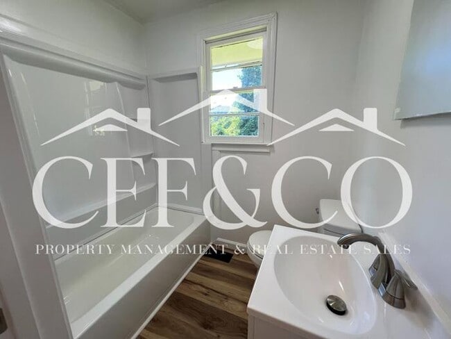 Building Photo - 2 bedroom now available in the City of Spartanburg!