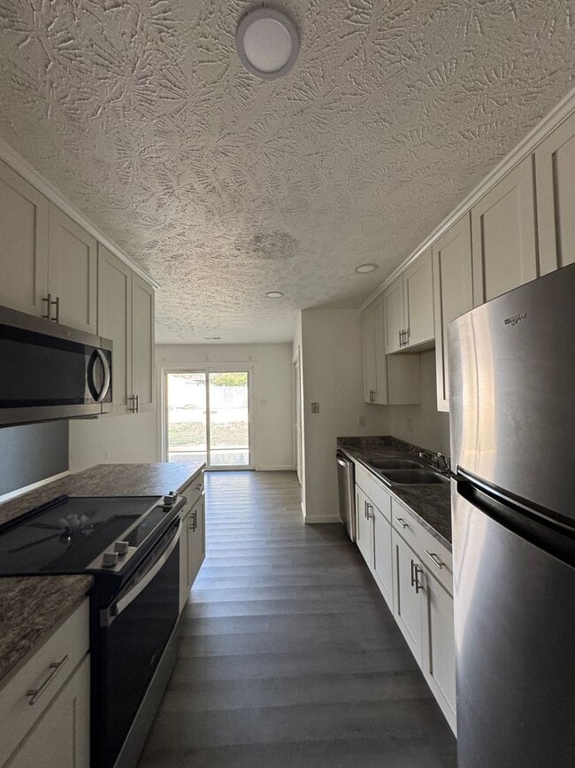 Building Photo - Charming 3 Bed 2 Bath Home with Fenced Yard