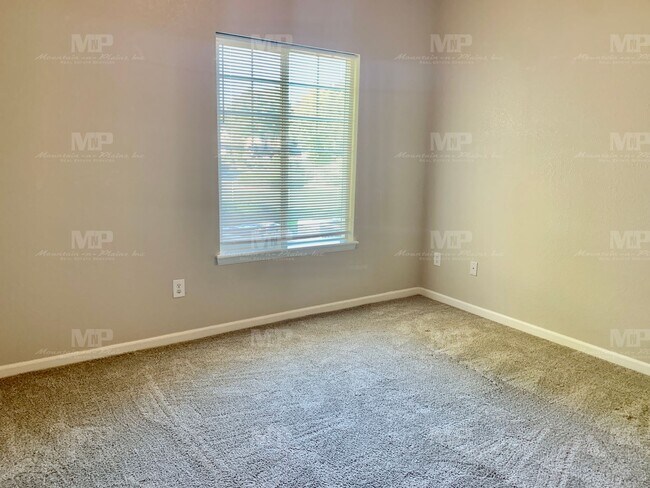 Building Photo - 4825 Hahns Peak Dr