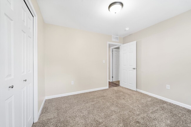 Building Photo - 422 Farmington Rd