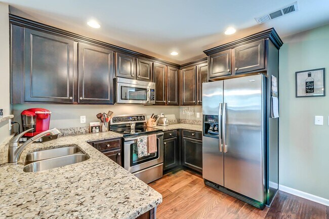 Building Photo - 1431 Riverbrook Dr