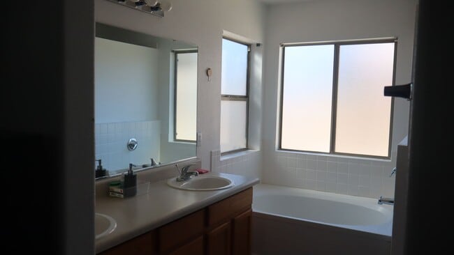 Building Photo - Furnished 3 Bedroom home