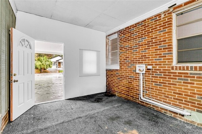 Building Photo - 819 W 51st St